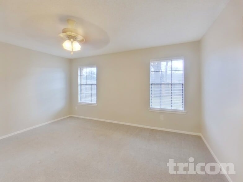 Building Photo - 1020 Almond Dr