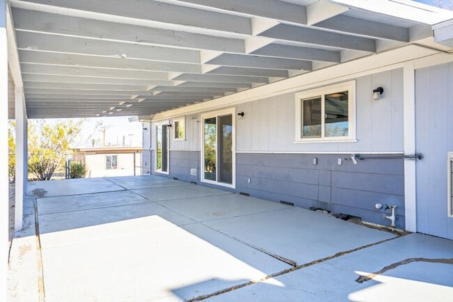 Building Photo - Beautiful 2 Bedroom Home