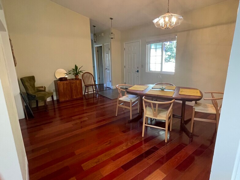 Dining area - 205 East Sierra Avenue