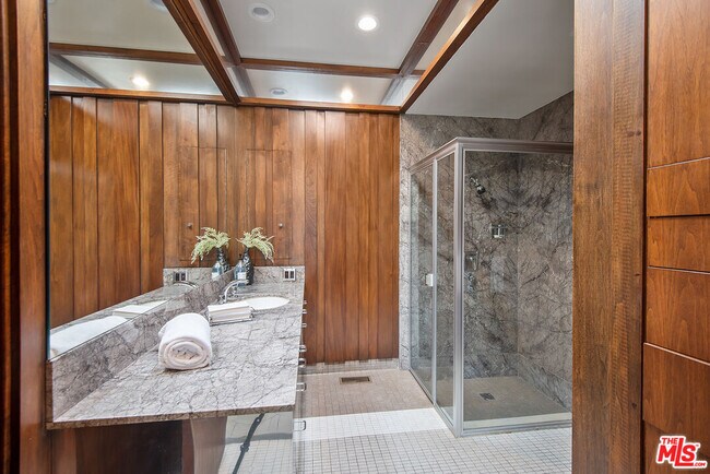 Building Photo - 1018 Summit Dr