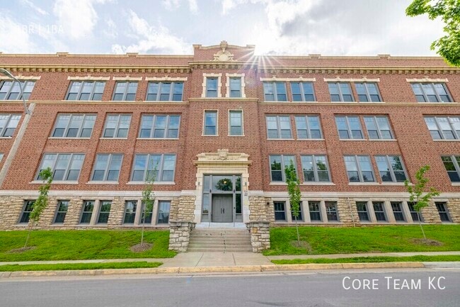 Building Photo - 310 E 39th-