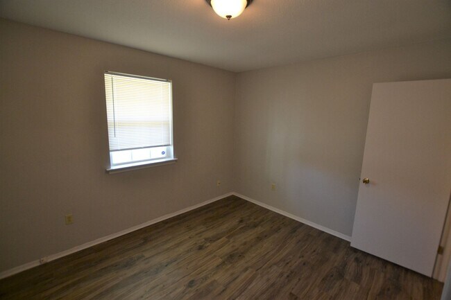 Building Photo - Location!  Location!  Newly updated, 3 bedroom, 1.5 bath home in Baker