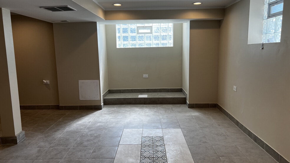 Building Photo - 120 N LeClaire Ave