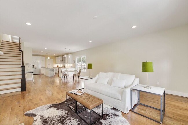 Building Photo - 1332 Lischey Ave