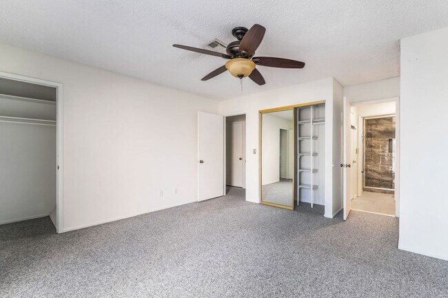 Building Photo - Immaculate two story townhome style condo ...