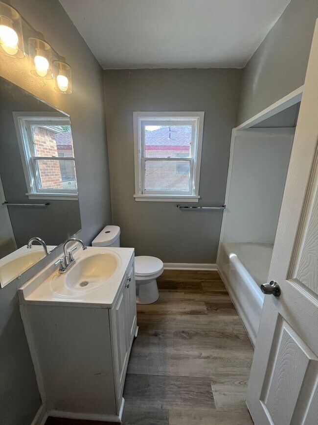 Building Photo - Great 3 Bedroom 1 bathroom house close to ...