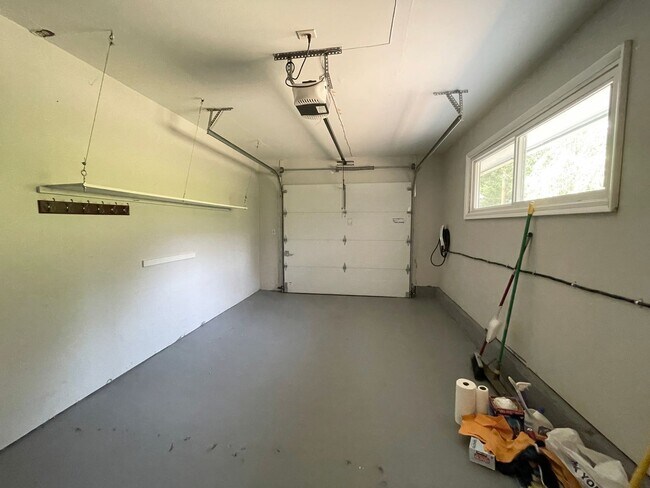 Building Photo - Lovely Lake Oswego Home with Attached Gara...