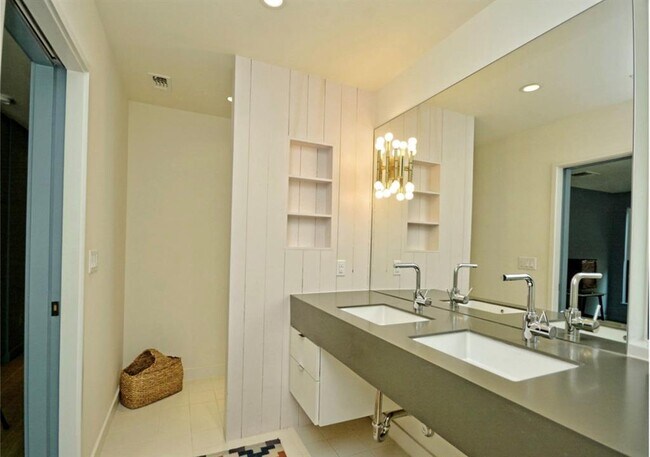 Building Photo - 2308 1/2 E 9th St