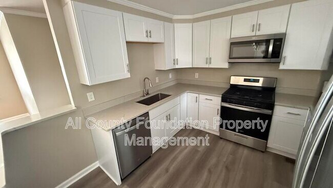 Building Photo - 2720 Martha Dr