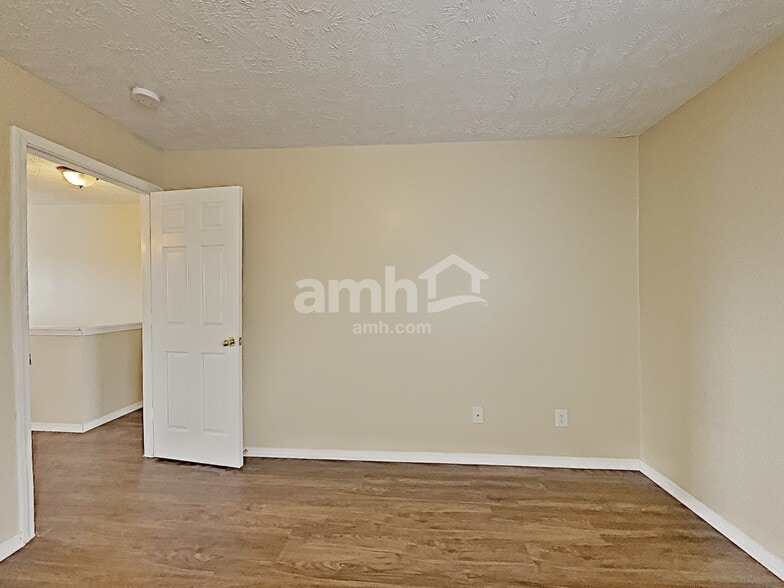 Building Photo - 1140 Seven Oaks Blvd