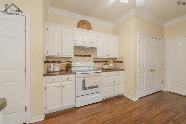 Building Photo - 3037 Cunningham Dr