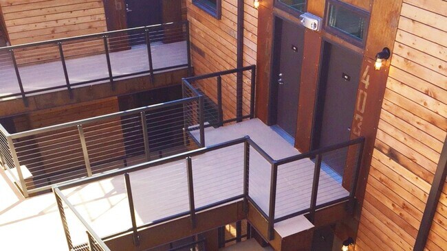 Building Photo - 4780 SE Milwaukie Ave