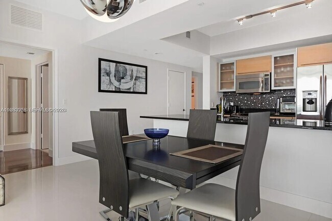 Building Photo - 950 Brickell Bay Dr