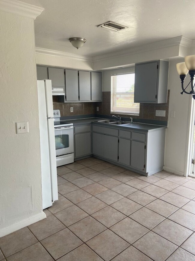 Building Photo - 2 Bedrooms 1 Bath Duplex