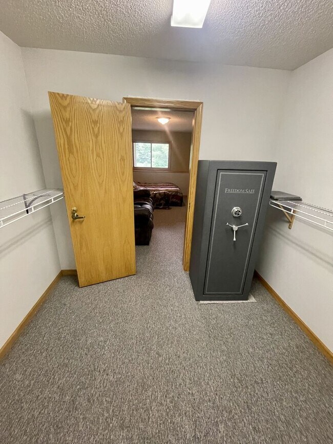 Building Photo - Spacious country Home on 13 acres