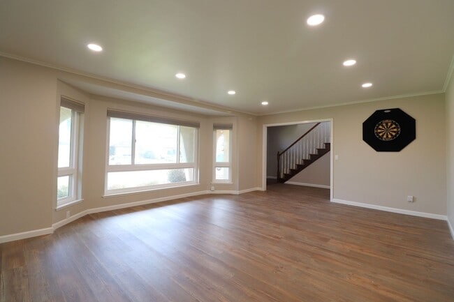 Building Photo - 565 Clubhouse Dr