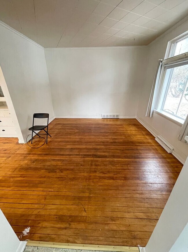 Building Photo - 1302 W 1st St