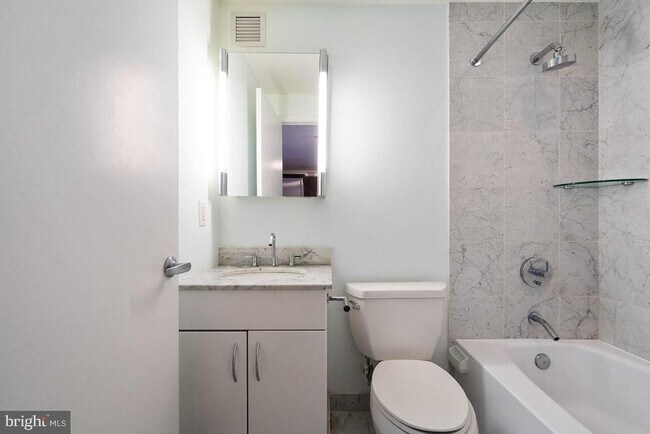 Building Photo - 219 S 18th St