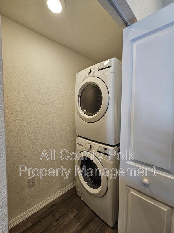 Building Photo - 915 Ariana St