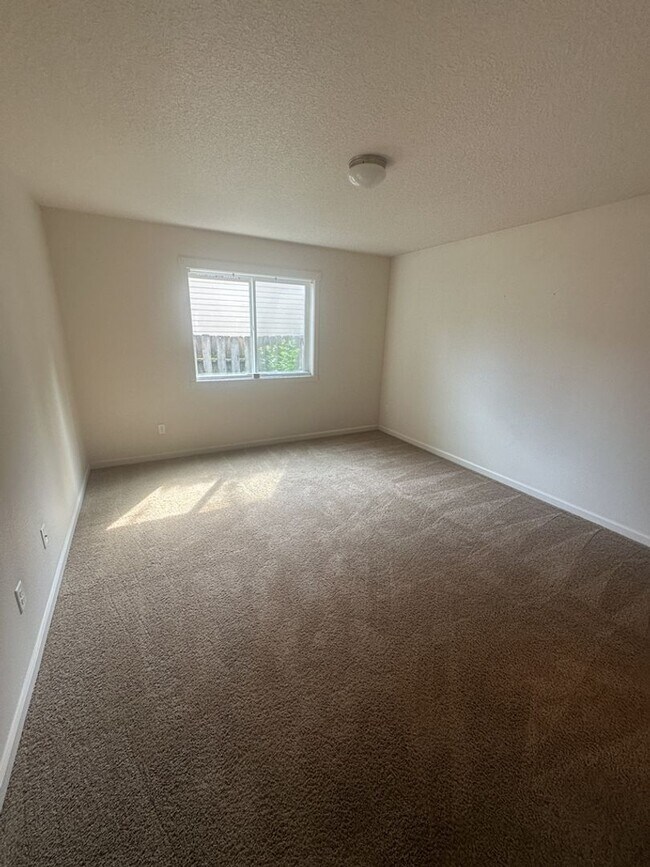 Building Photo - Three Bedroom Ranch in Orchards!