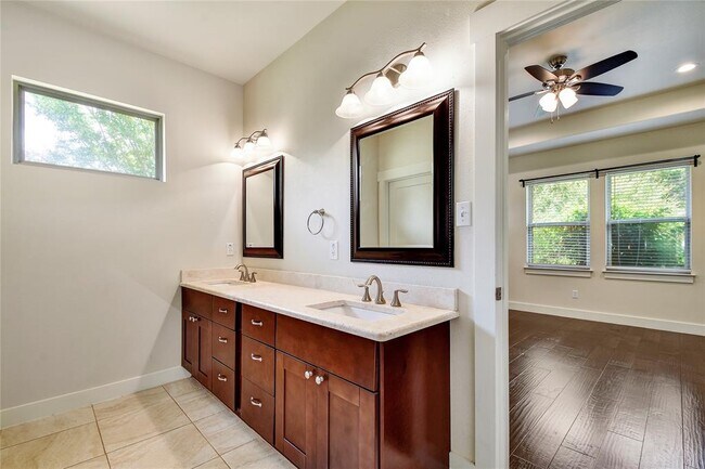 Building Photo - 735 Monarch