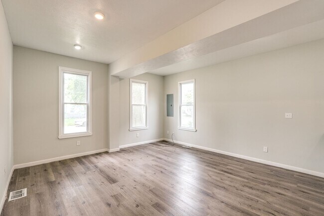 Building Photo - 1212 Rowley Ave