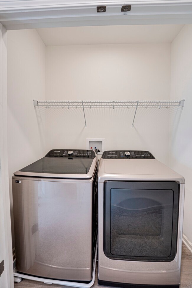 Building Photo - 2945 Showplace Dr