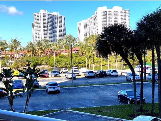 Building Photo - 3731 N Country Club Dr