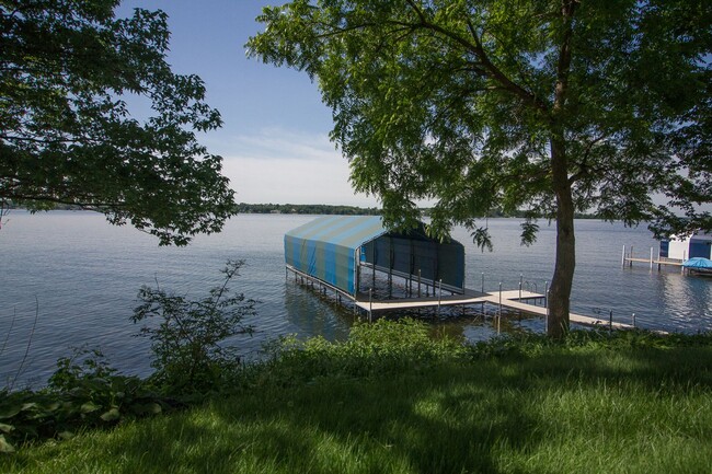 Building Photo - Stunning Lakefront Estate in Wayzata!