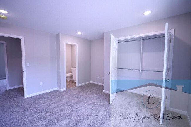 Building Photo - Move in special $800!! Beautiful 2 bed 2 bath duplex, includes washer and dryer - new construction!!