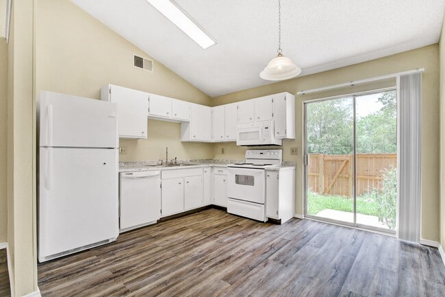 Building Photo - Move-In Ready Condo with Open Layout