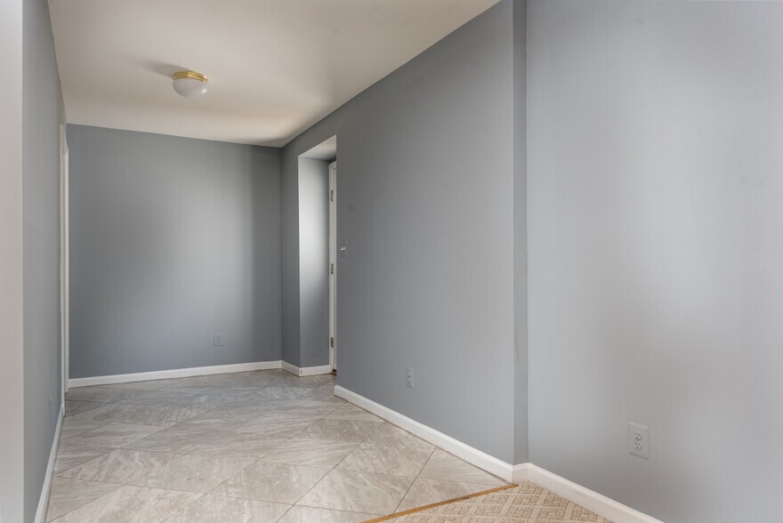 Finished lower level w walk up - 15121 Toccoa Ct