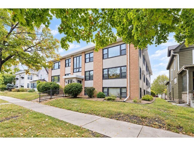 Building Photo - 3215 Pillsbury Ave