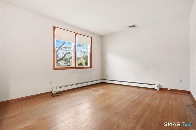 Building Photo - 732 Tunxis Hill Rd