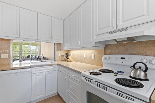 Building Photo - 9480 Poinciana Pl