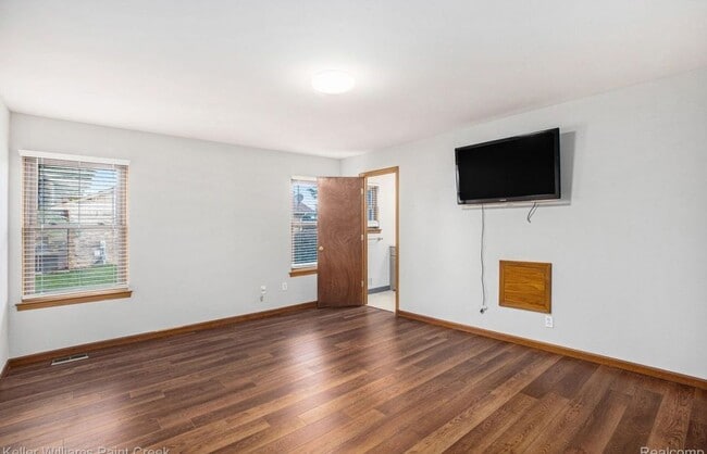 Building Photo - 5055 Scarsdale Dr