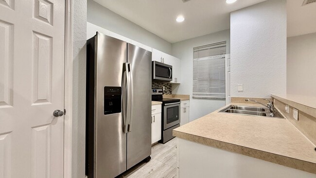 Building Photo - Spacious 3/3 Townhouse with Lake View – Sa...