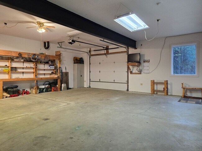 Building Photo - 3BR/3BA Home on 1.9 Acres – Garage & Pet F...