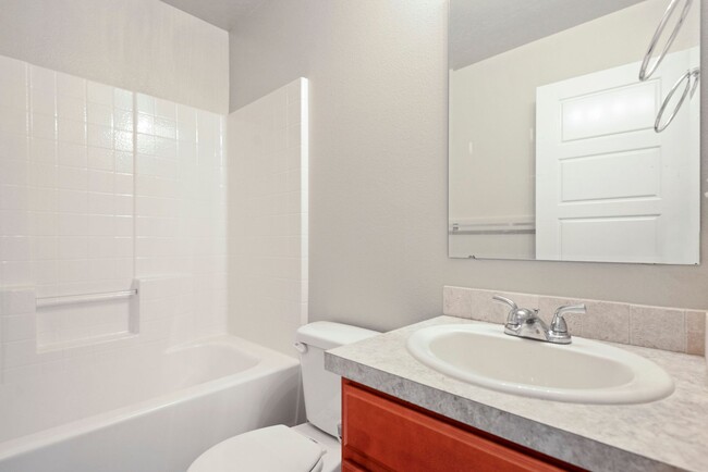 Building Photo - Newer 3 Bedroom Home in Kuna _ Pet Friendl...