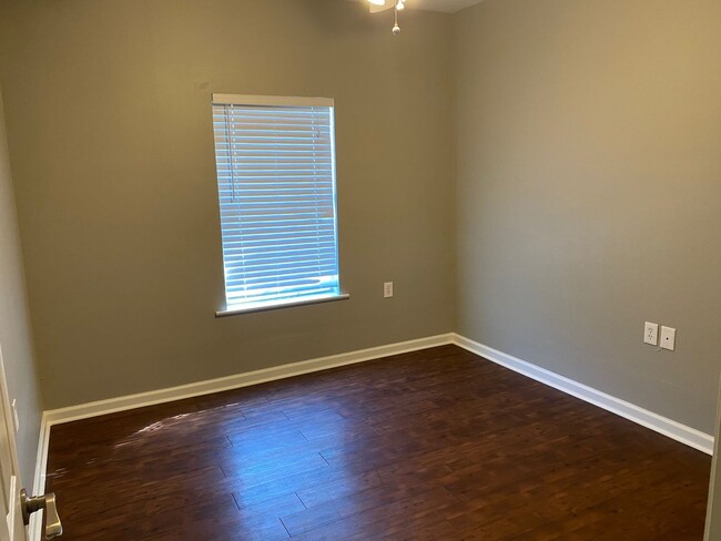 Building Photo - BOTTOM FLOOR CONDO!