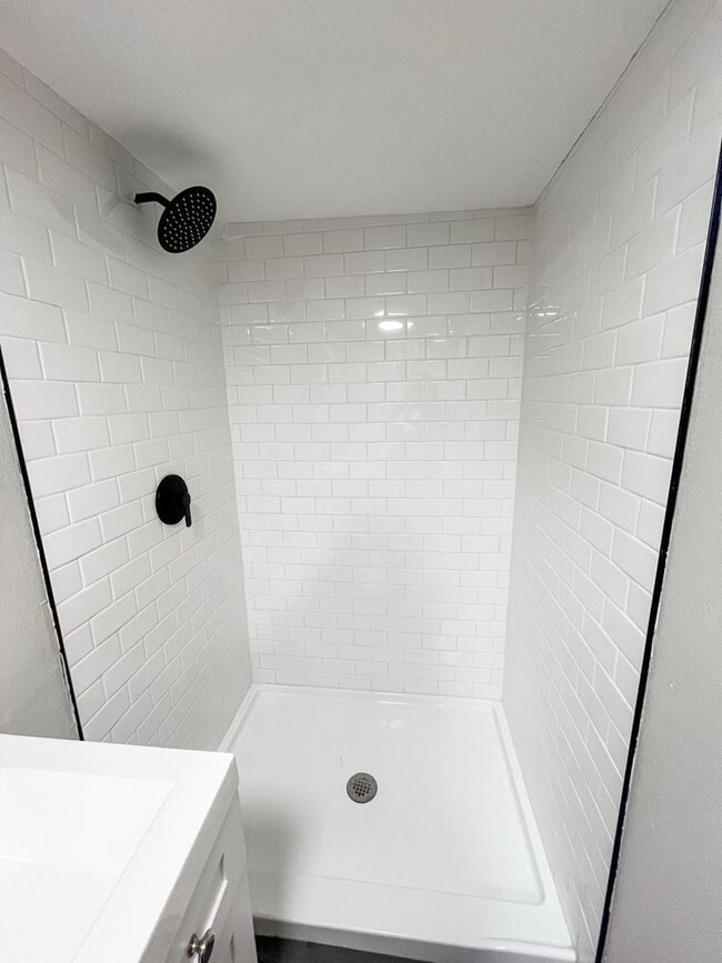 Building Photo - MOVE IN SPECIAL !! COZY 1/1  CONVENIENTLY LOCATED CLOSE TO DOWNTOWN ST. PETERSBURG