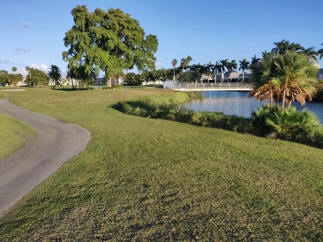 Building Photo - 1904 Bermuda Cir