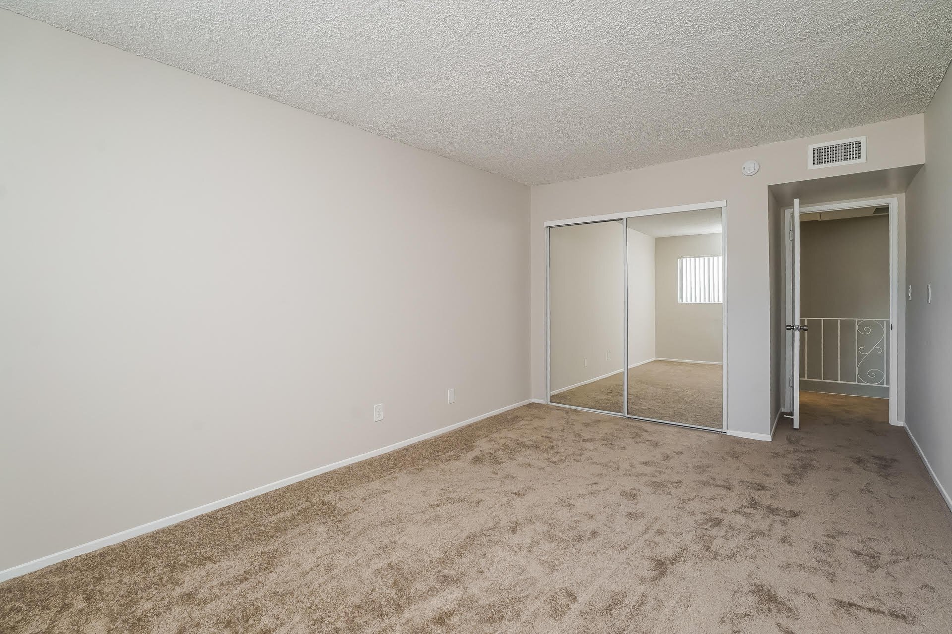 Building Photo - 220 E Live Oak St