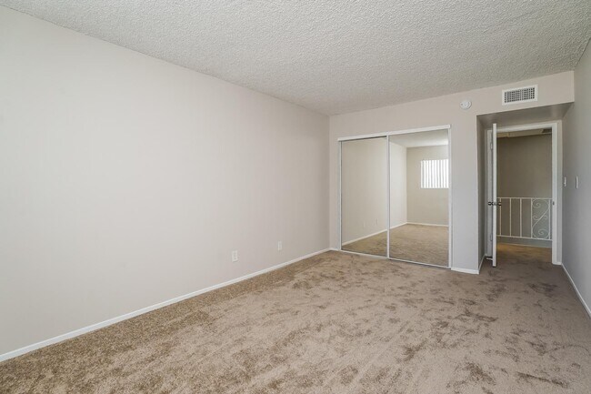 Building Photo - 220 E Live Oak St