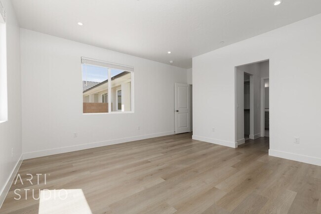 Building Photo - Brand New 3 Bed / 2 Bath Duplex – Modern L...