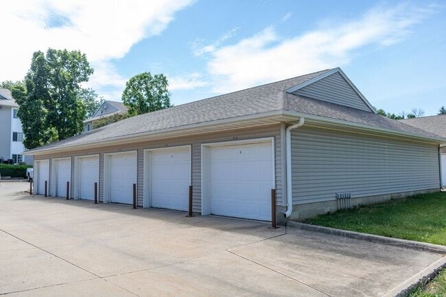 Building Photo - $1,095 | 2 Bedroom, 1 Bathroom 1st Floor C...