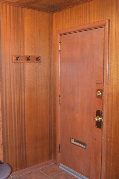 Building Photo - 4826 W Old Lincoln Way