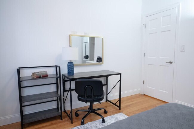 Building Photo - 302 E 104th St