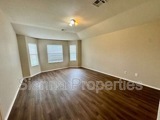 Building Photo - 105 Oakland Cove