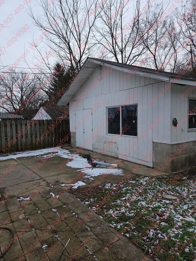 Building Photo - Great 3 bed 2 bath with AC close to everything!